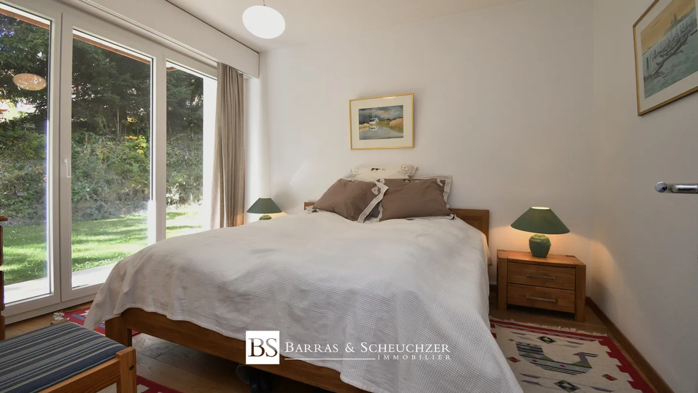 Spacious renovated garden-level apartment with 3 parking spaces included - Photo 9 of 16