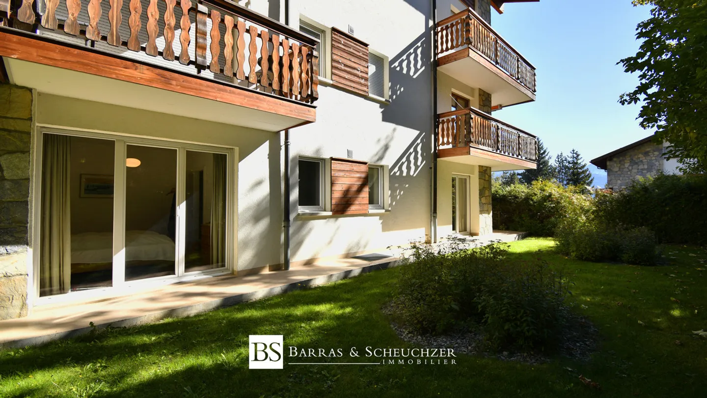 Spacious renovated garden-level apartment with 3 parking spaces included - Photo 10 of 16