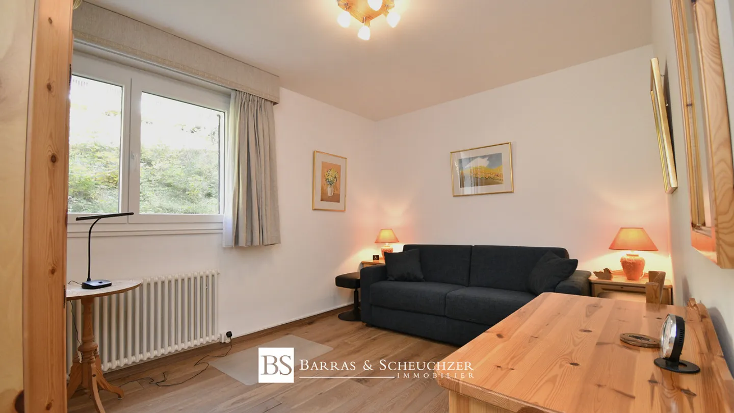 Spacious renovated garden-level apartment with 3 parking spaces included - Photo 11 of 16