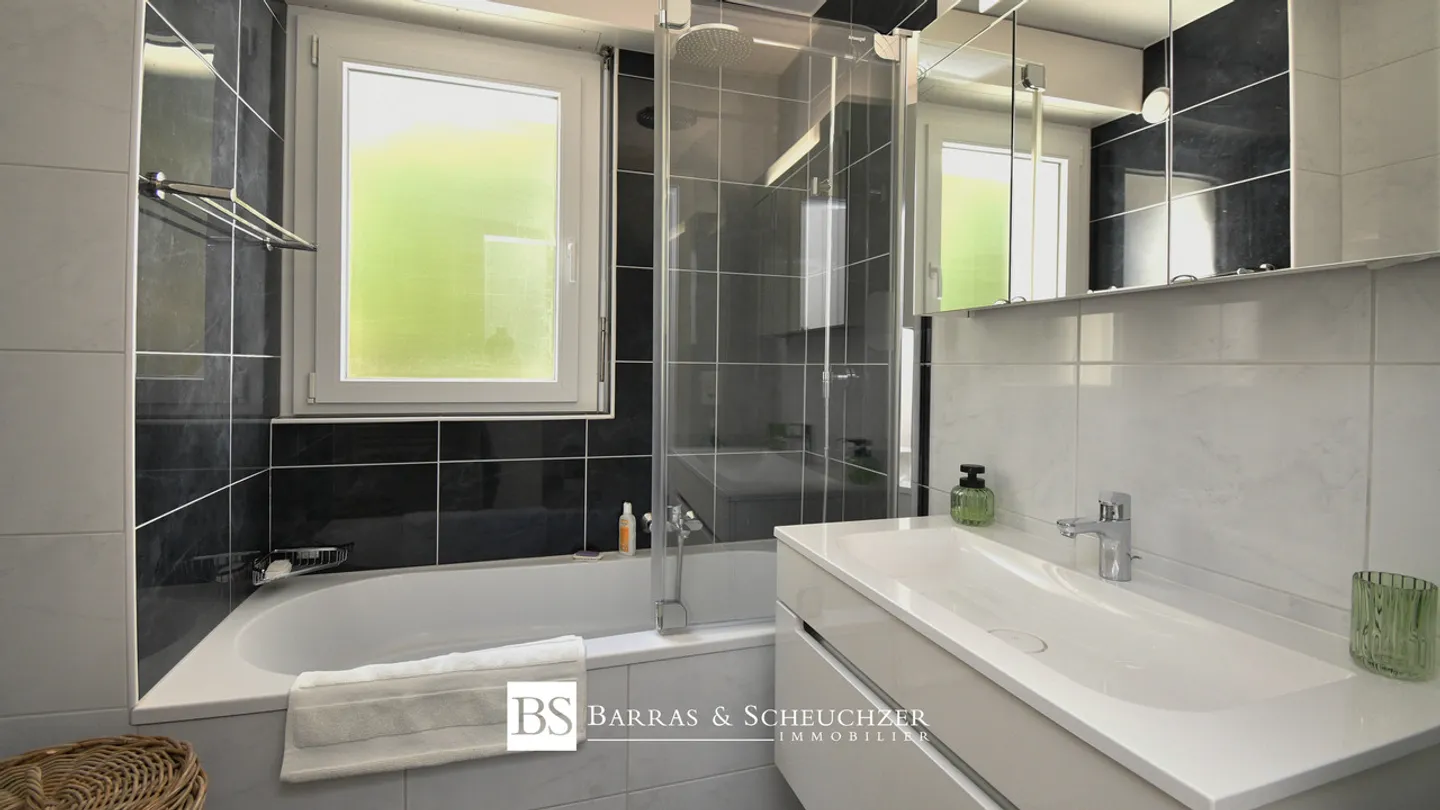 Spacious renovated garden-level apartment with 3 parking spaces included - Photo 12 of 16