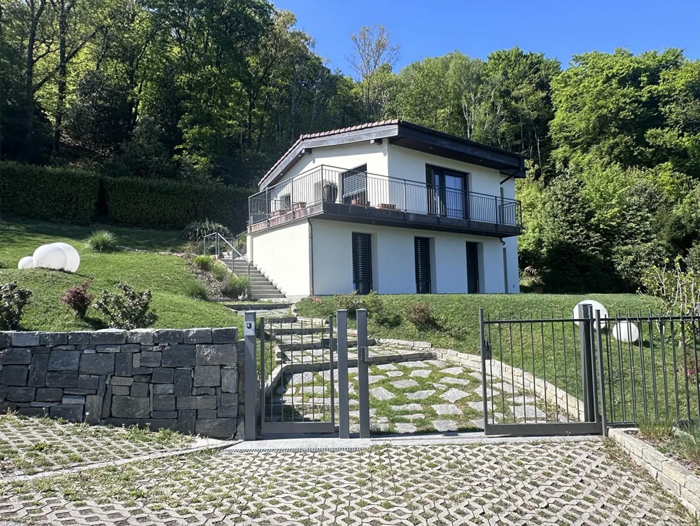 SPEKTAKULÄRES HAUS 5.5 MIT WUNDERSCHÖNEM SEEBLICK - Foto 2 von 13