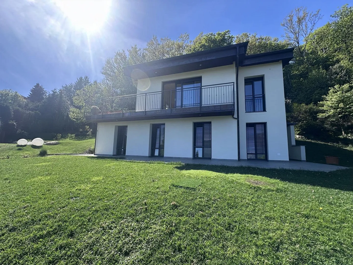 SPEKTAKULÄRES HAUS 5.5 MIT WUNDERSCHÖNEM SEEBLICK - Foto 3 von 13
