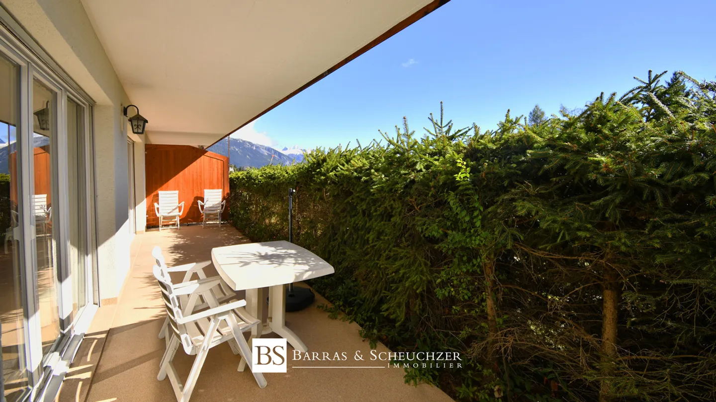 Spacious renovated garden-level apartment with 3 parking spaces included - Photo 13 of 16