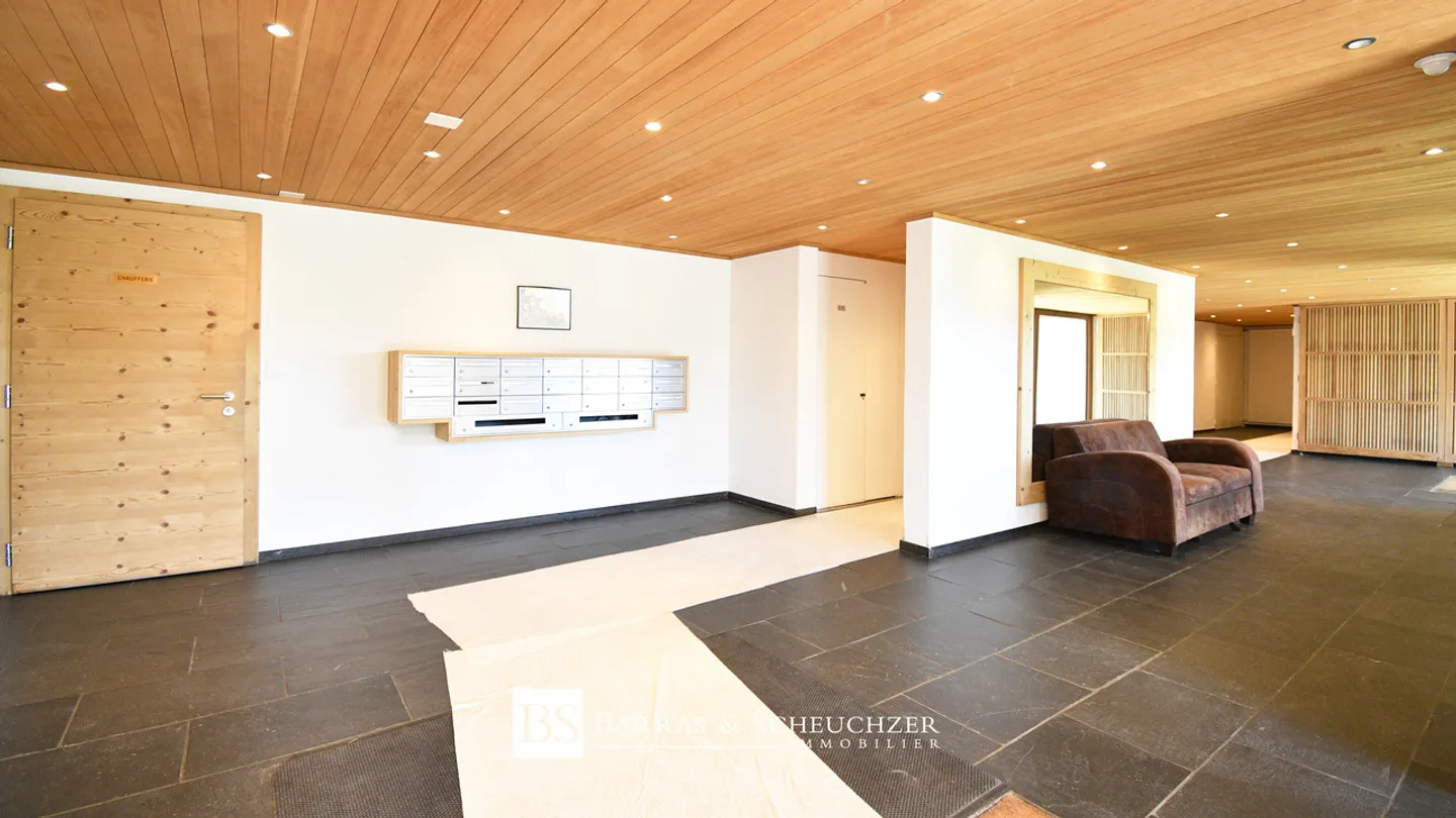Spacious renovated garden-level apartment with 3 parking spaces included - Photo 14 of 16