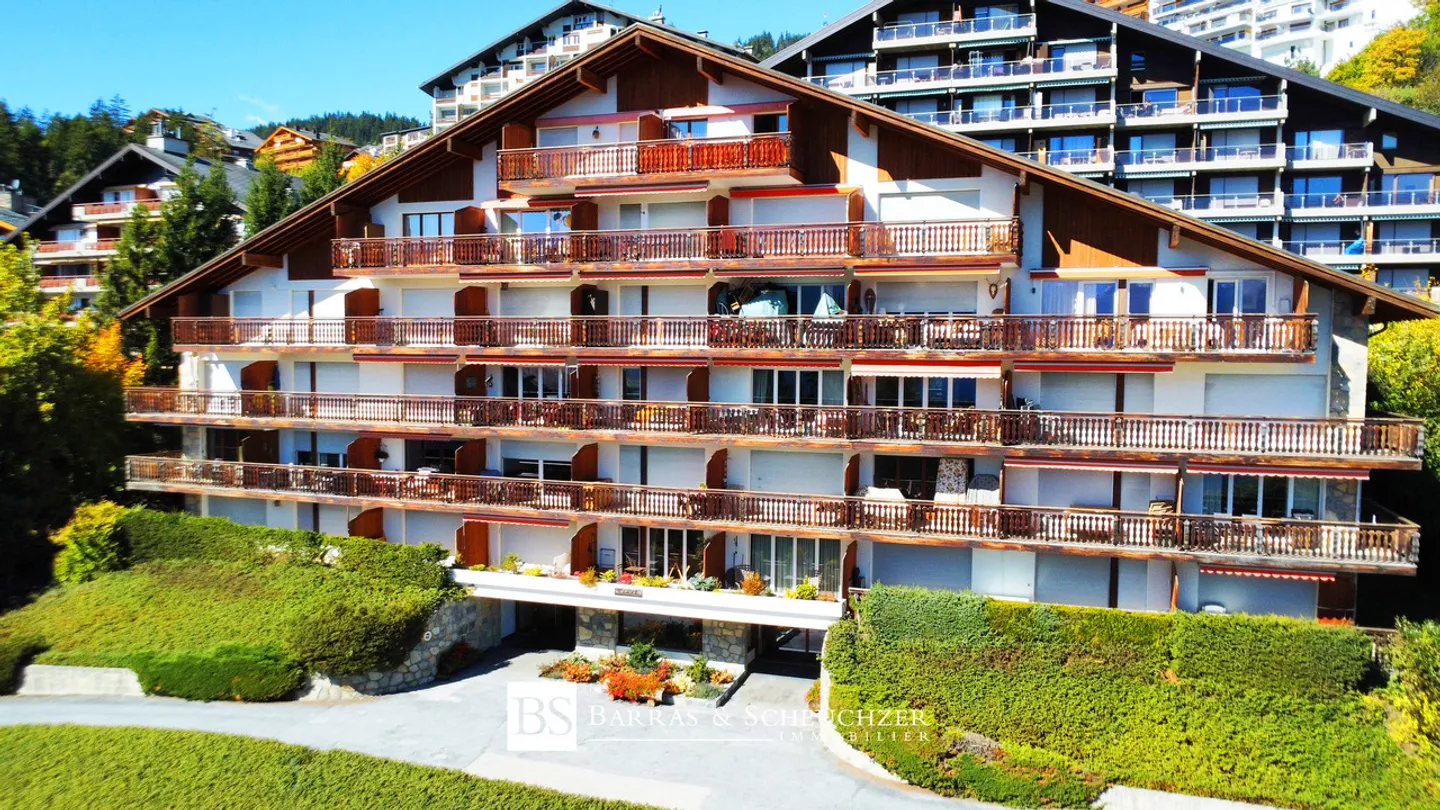 Spacious renovated garden-level apartment with 3 parking spaces included - Photo 15 of 16