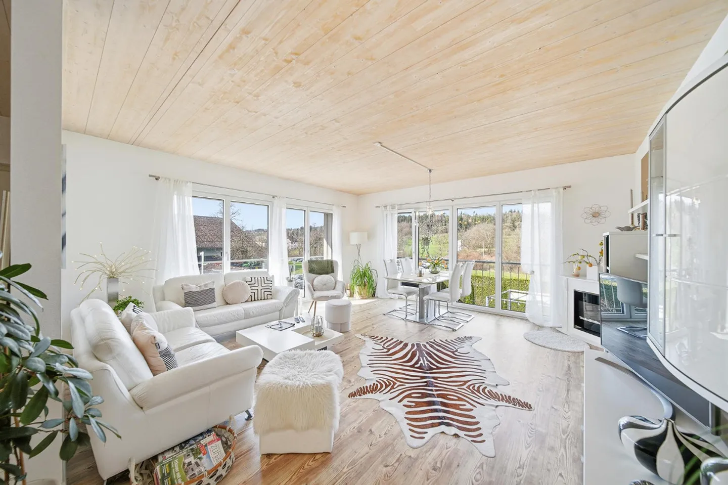 PURE FEELING OF HOME – BUNGALOW WITH LARGE GARDEN - Photo 3 of 5