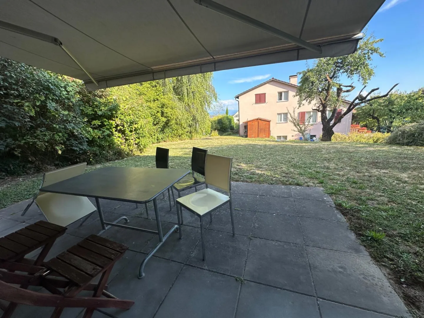 Room for rent in beautiful villa in the heart of Gland - Photo 7 of 8