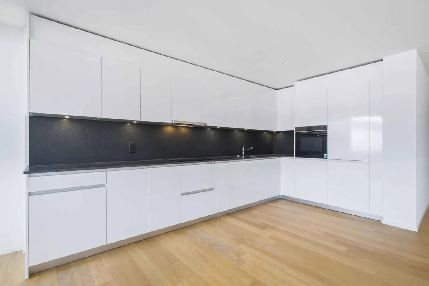 Modernes Apartment mit Balkonen - Foto 3 von 7