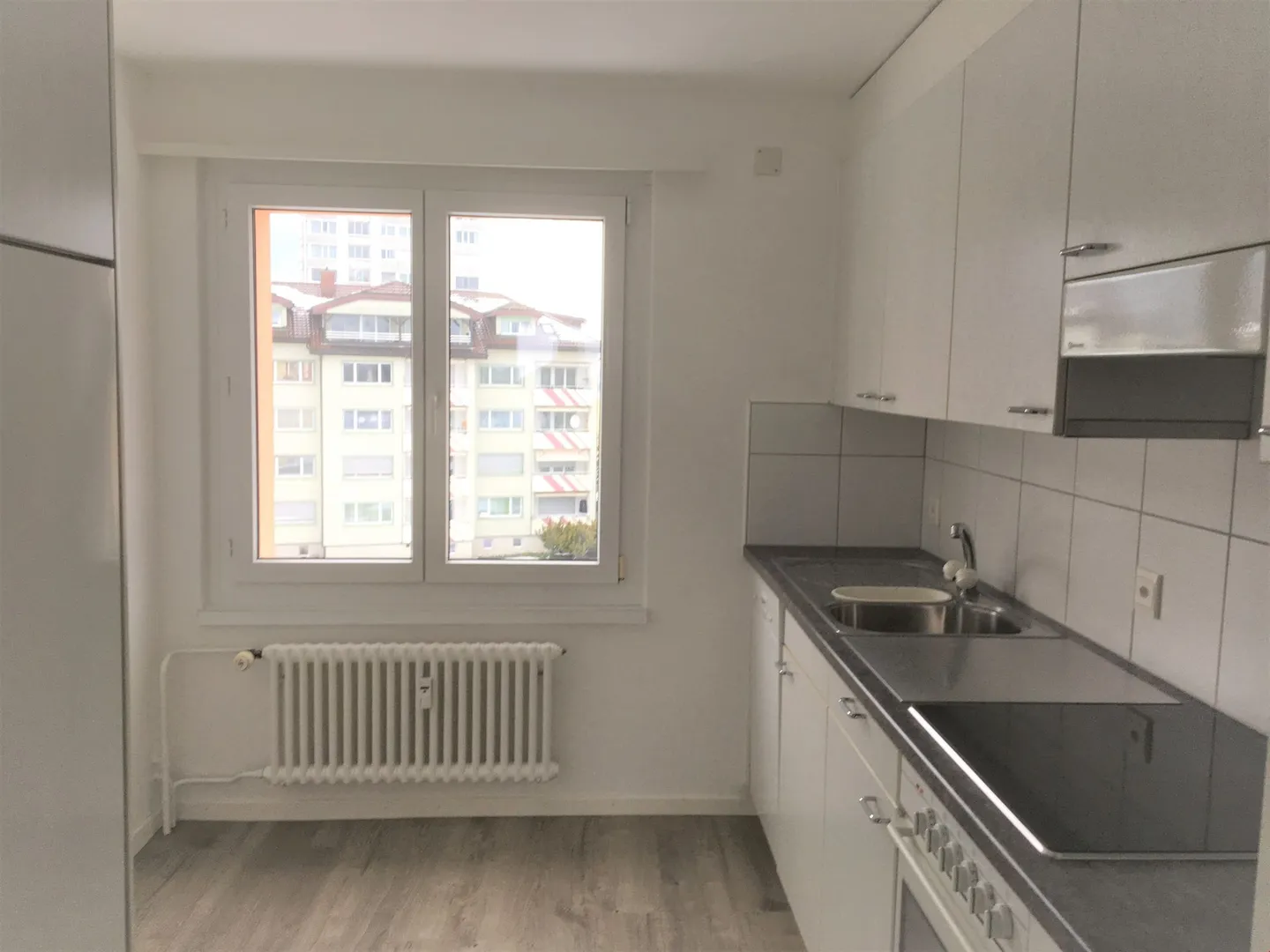 Enjoy sun and panoramic views! Large 4.5-room apartment on the top floor with a large balcony and elevator! View of the Thur and the Churfirsten! - Photo 4 of 7