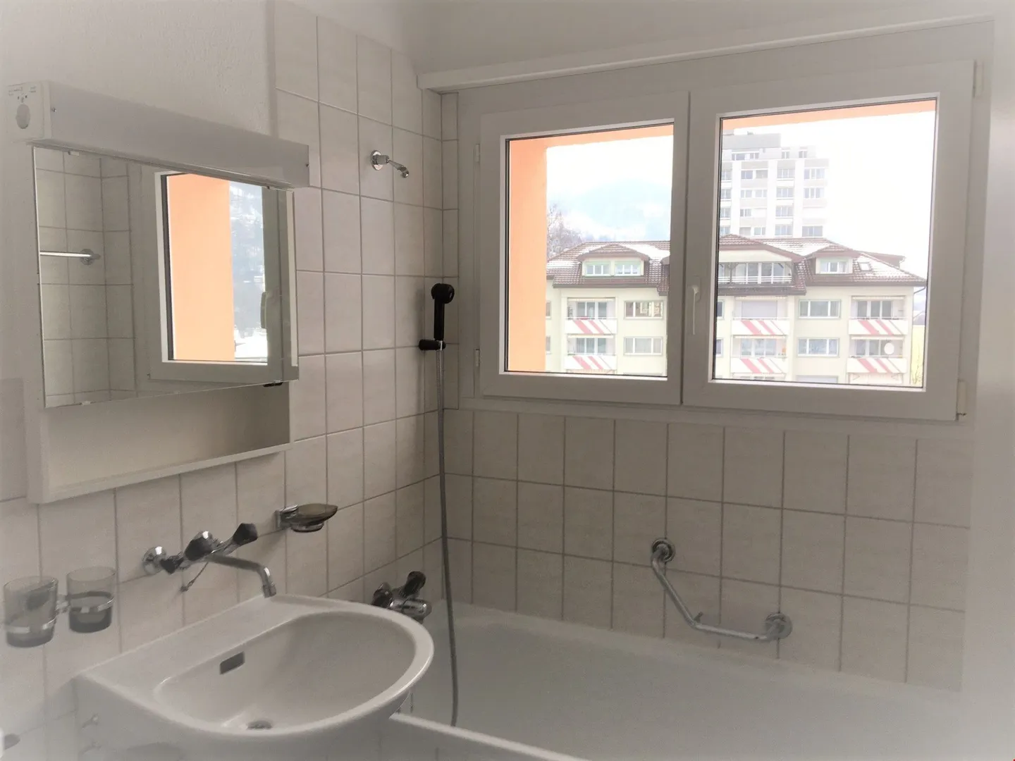 Enjoy sun and panoramic views! Large 4.5-room apartment on the top floor with a large balcony and elevator! View of the Thur and the Churfirsten! - Photo 7 of 7