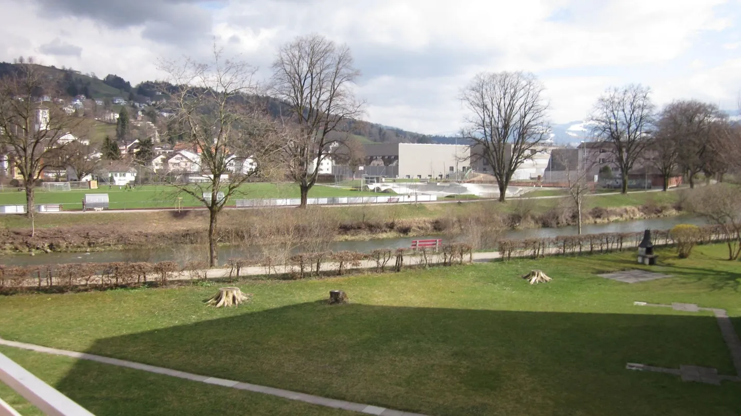 Enjoy sun and panoramic views! Large 4.5-room apartment on the top floor with a large balcony and elevator! View of the Thur and the Churfirsten! - Photo 2 of 7