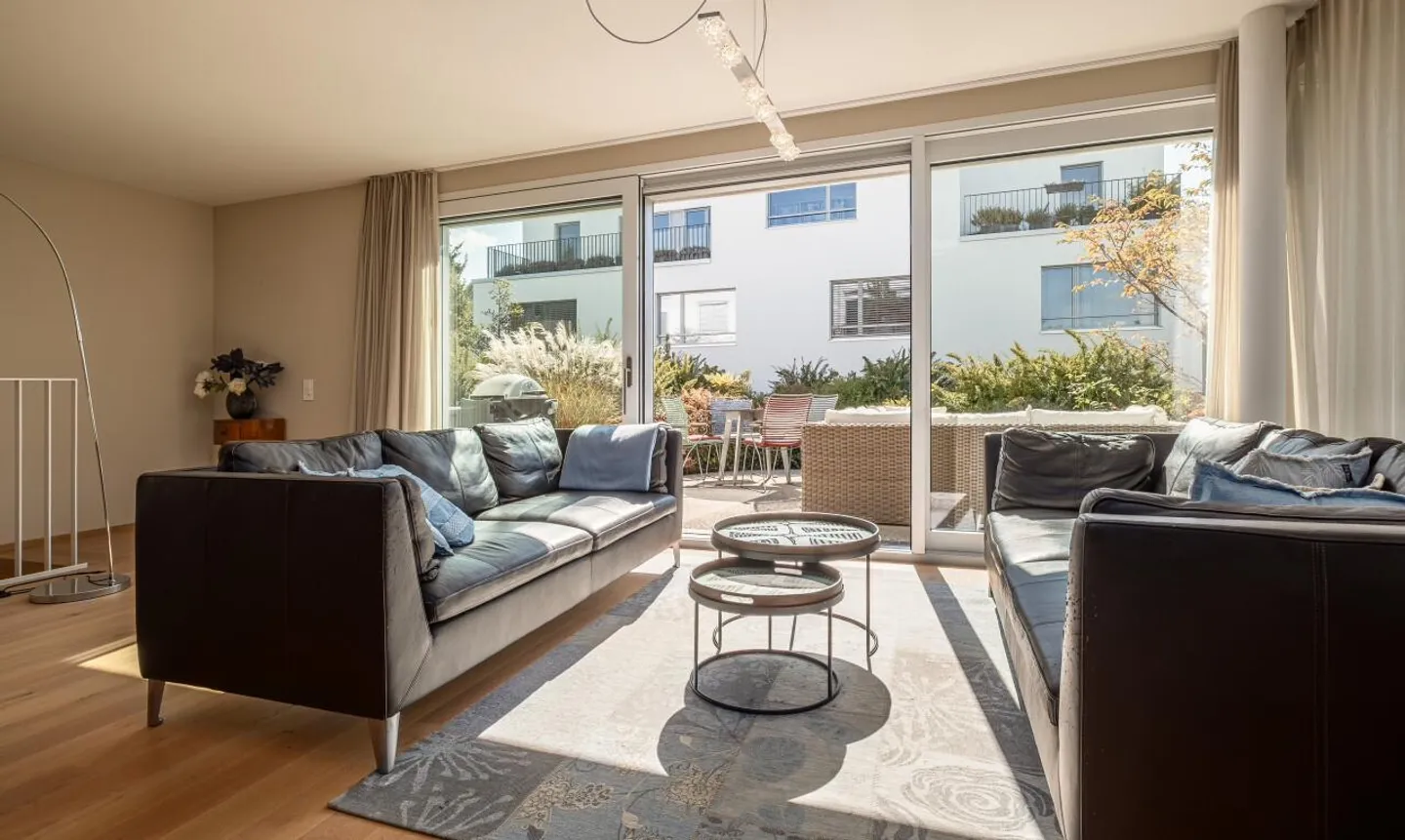 Attractive 5.5-room apartment-maisonette with garden - Photo 2 of 11