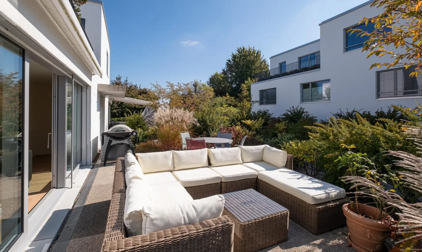 Attractive 5.5-room apartment-maisonette with garden - Photo 3 of 11