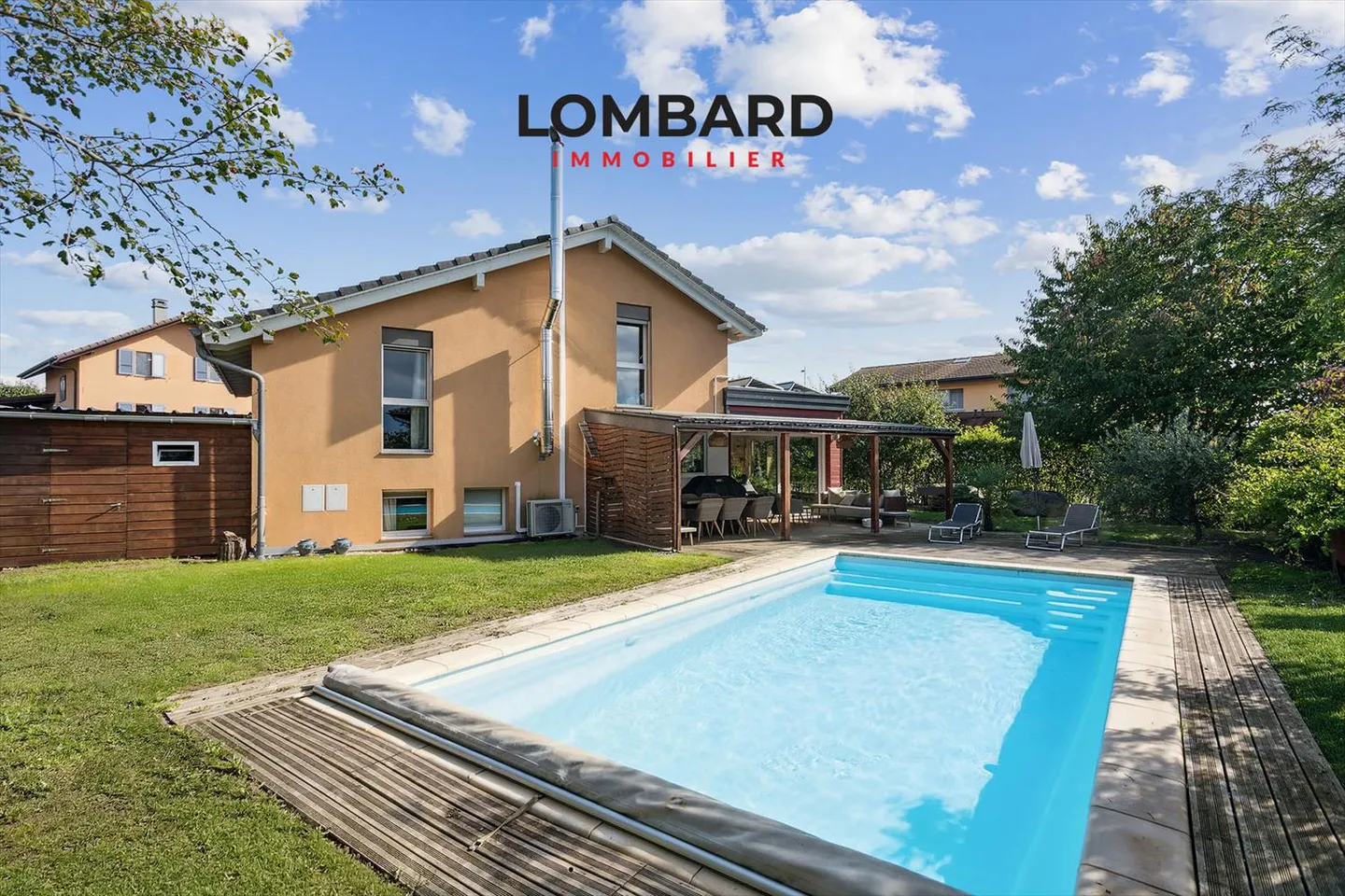 ***SOLD*** Spacious 6.5-room detached villa with swimming pool - Photo 2 of 10