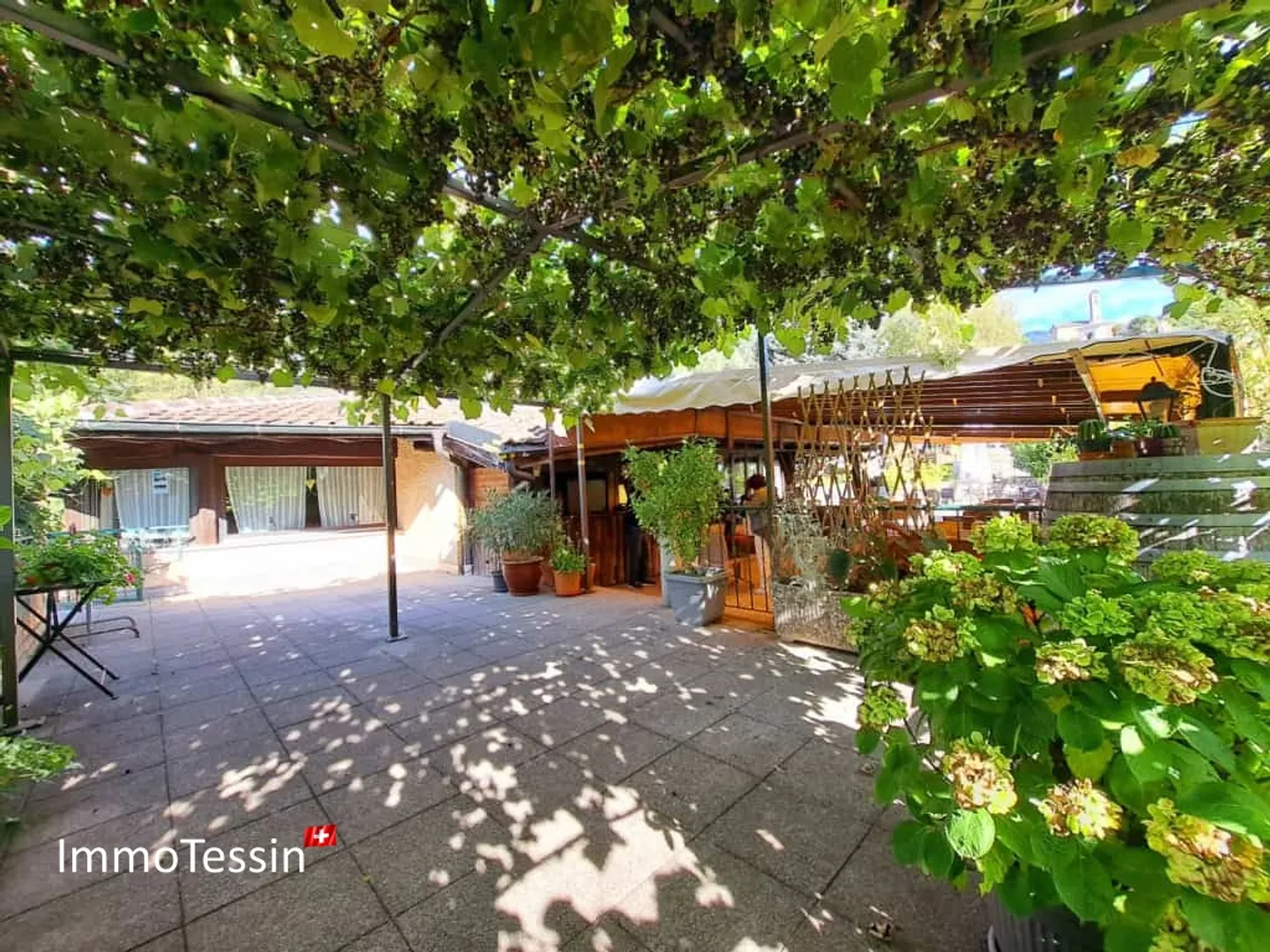 Ristorante e pizzeria affascinanti con grande terrazza nel cuore del villaggio vicino alla funivia di Monte Lema - Foto 1 di 13