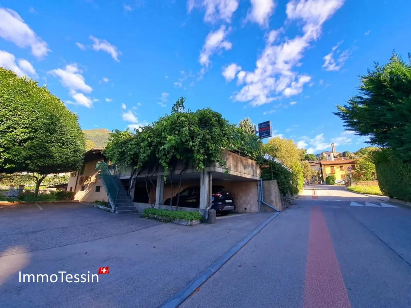 Ristorante e pizzeria affascinanti con grande terrazza nel cuore del villaggio vicino alla funivia di Monte Lema - Foto 2 di 13