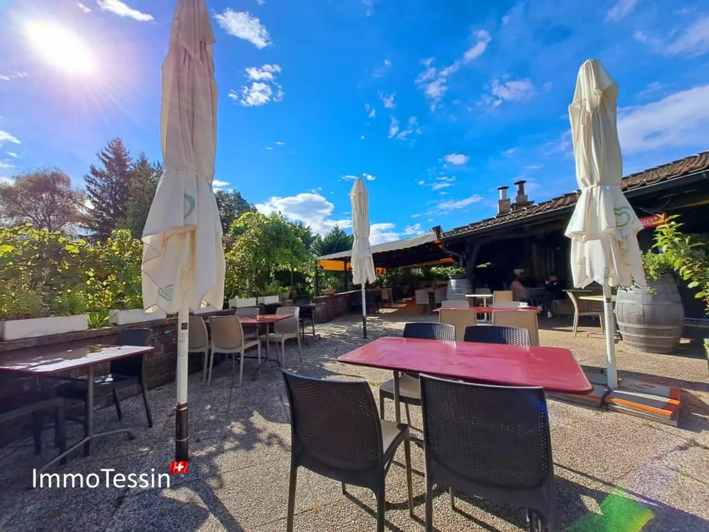 Ristorante e pizzeria affascinanti con grande terrazza nel cuore del villaggio vicino alla funivia di Monte Lema - Foto 5 di 13