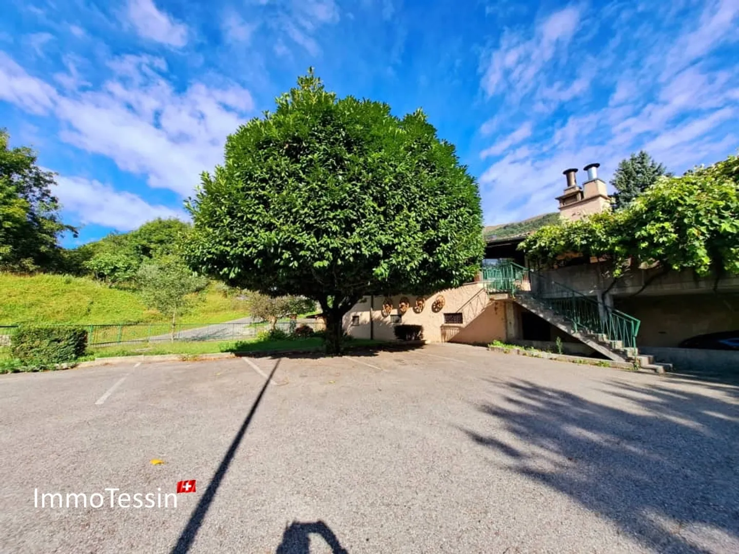 Ristorante e pizzeria affascinanti con grande terrazza nel cuore del villaggio vicino alla funivia di Monte Lema - Foto 4 di 13