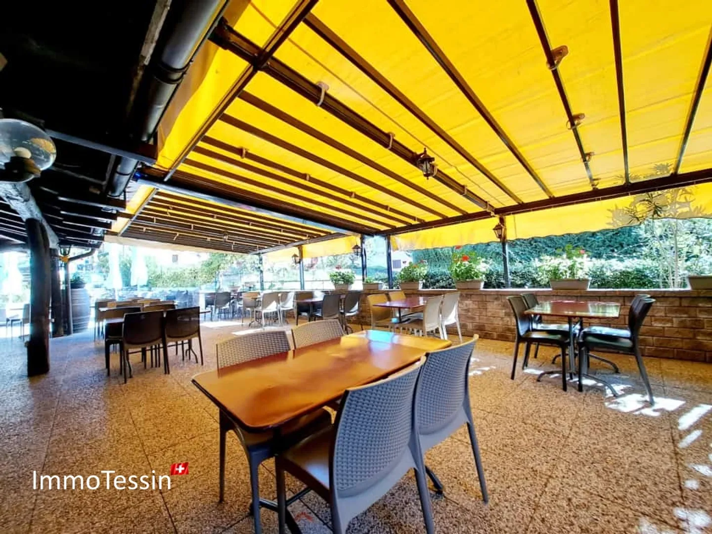 Ristorante e pizzeria affascinanti con grande terrazza nel cuore del villaggio vicino alla funivia di Monte Lema - Foto 6 di 13