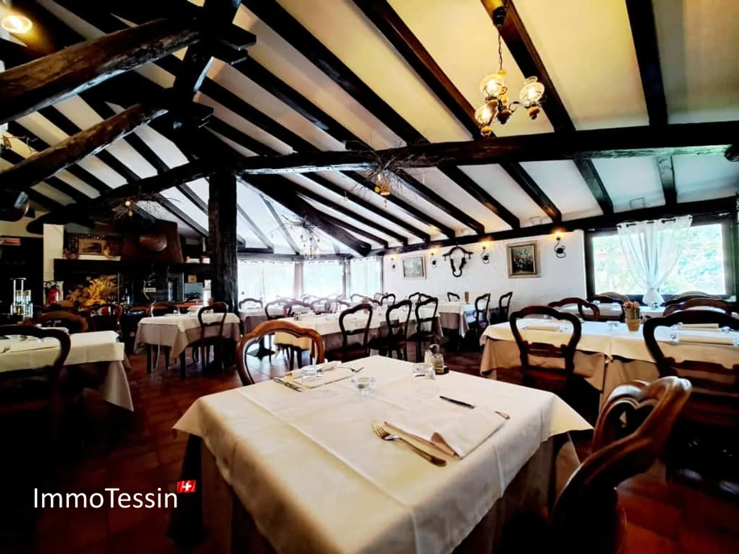 Ristorante e pizzeria affascinanti con grande terrazza nel cuore del villaggio vicino alla funivia di Monte Lema - Foto 9 di 13