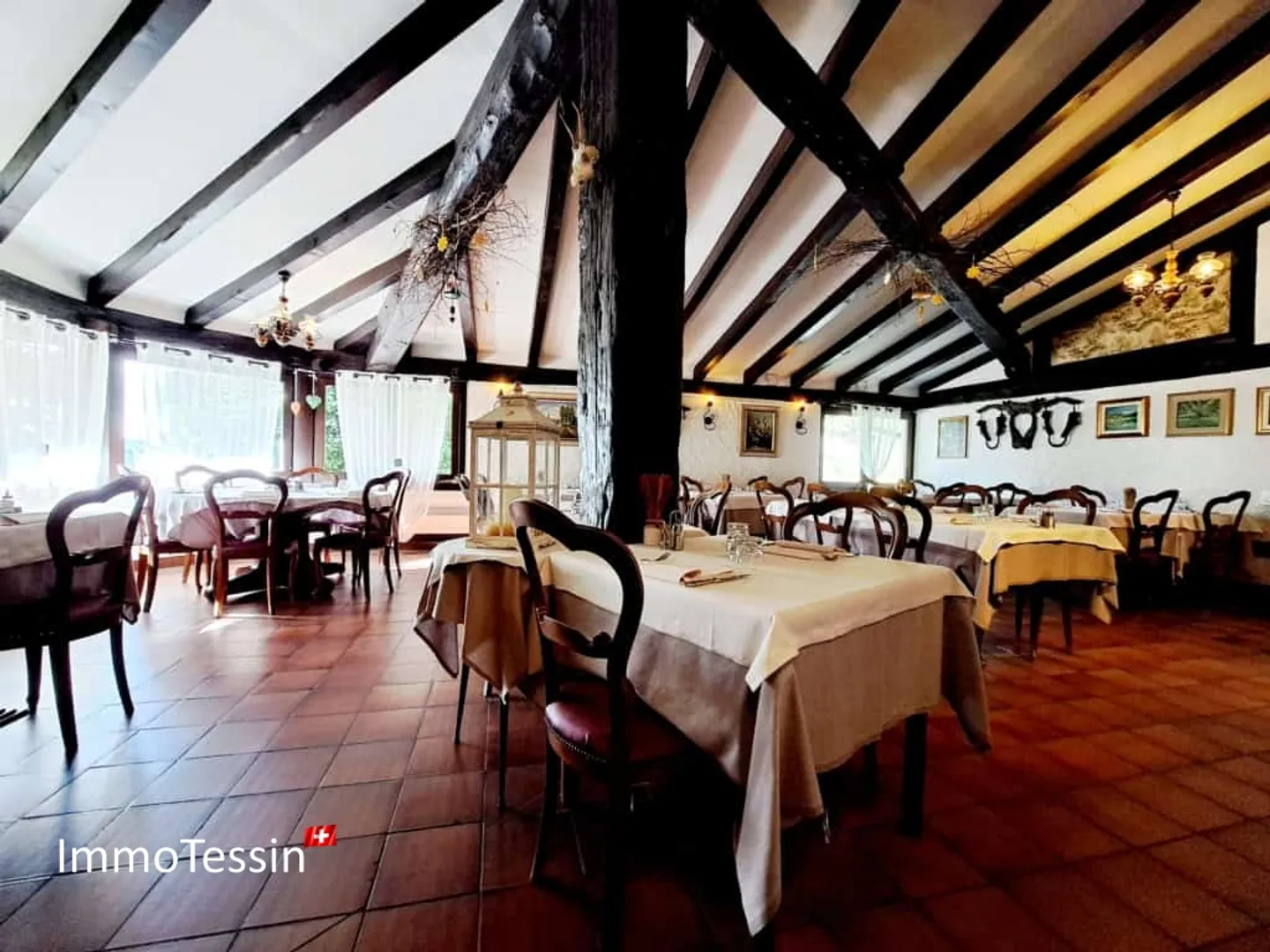 Ristorante e pizzeria affascinanti con grande terrazza nel cuore del villaggio vicino alla funivia di Monte Lema - Foto 10 di 13