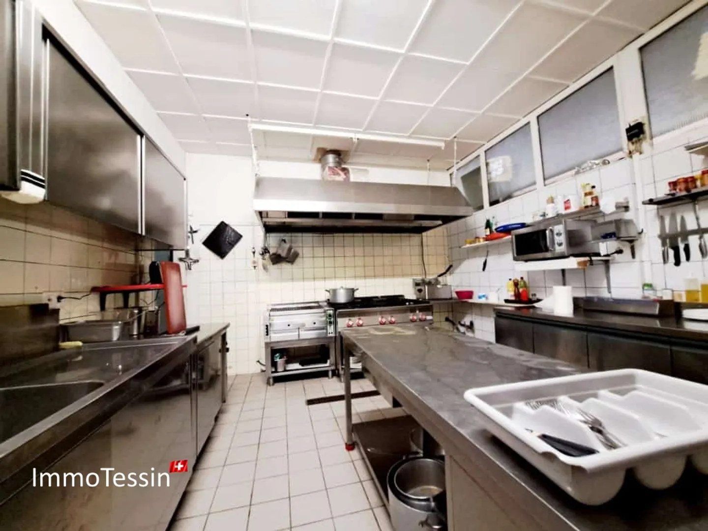 Ristorante e pizzeria affascinanti con grande terrazza nel cuore del villaggio vicino alla funivia di Monte Lema - Foto 11 di 13