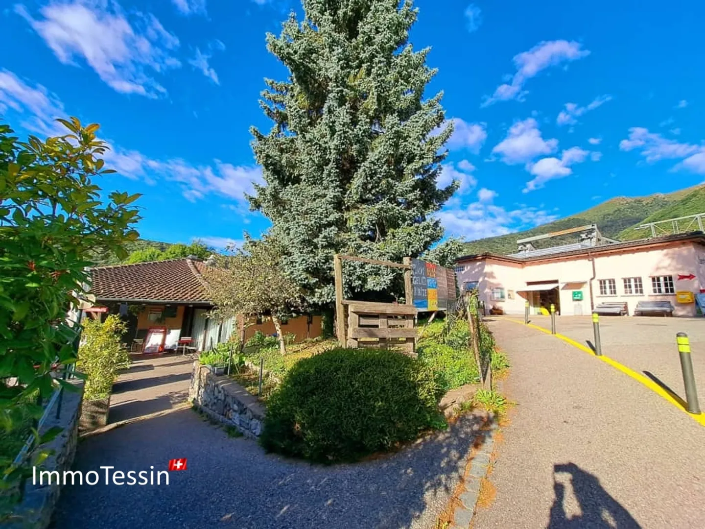 Ristorante e pizzeria affascinanti con grande terrazza nel cuore del villaggio vicino alla funivia di Monte Lema - Foto 12 di 13