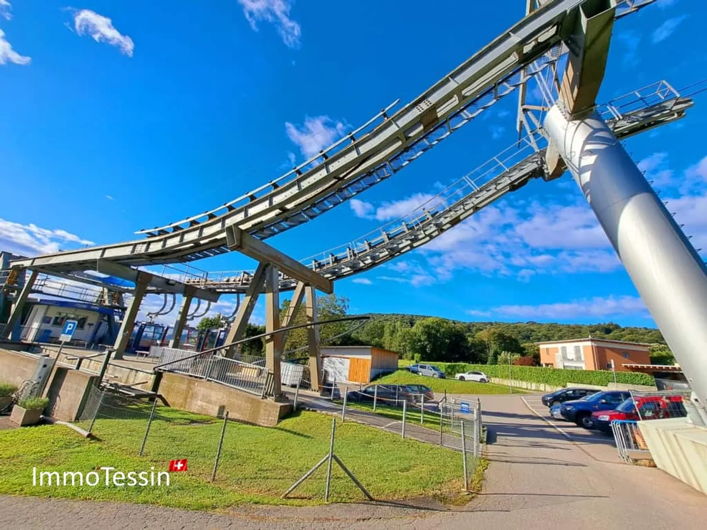 Ristorante e pizzeria affascinanti con grande terrazza nel cuore del villaggio vicino alla funivia di Monte Lema - Foto 13 di 13