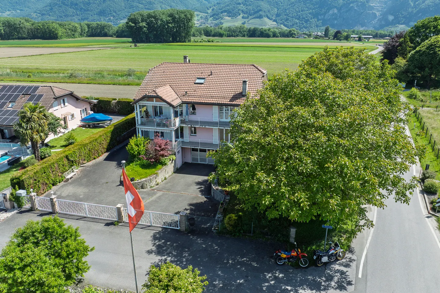 Einzelvilla mit Möglichkeit für 2 Wohnungen - Foto 1 von 16