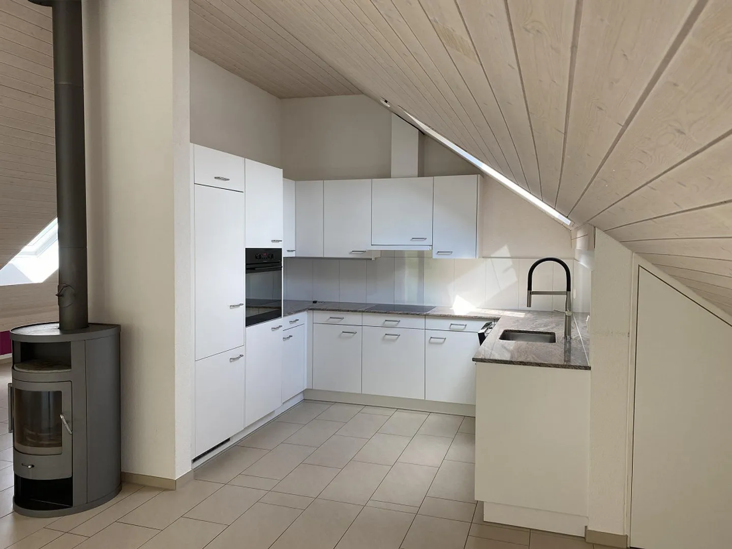 Moderne Dachwohnung mit Schwedenofen - Foto 1 von 11