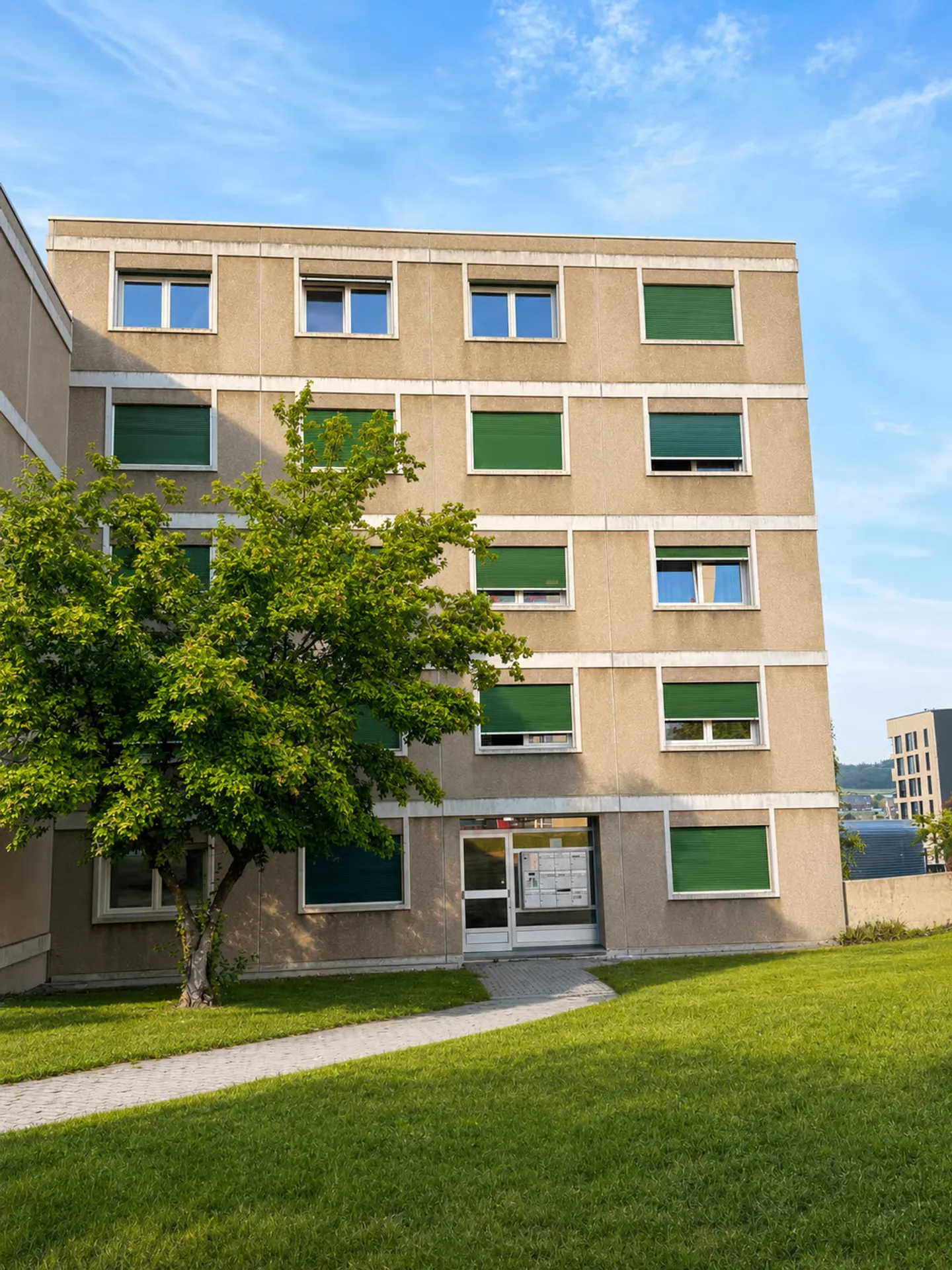 OPPORTUNITÉ À ROMONT – 4.5 PIÈCES DE 106 M² AVEC GRAND BALCON – FORT POTENTIEL APRÈS RÉNOVATION - Photo 1 of 7