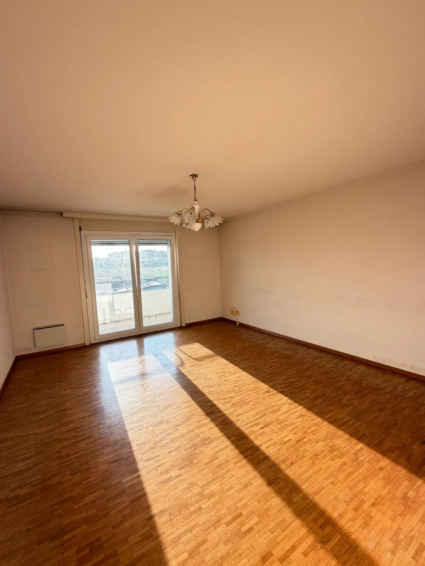 OPPORTUNITÉ À ROMONT – 4.5 PIÈCES DE 106 M² AVEC GRAND BALCON – FORT POTENTIEL APRÈS RÉNOVATION - Photo 2 of 7