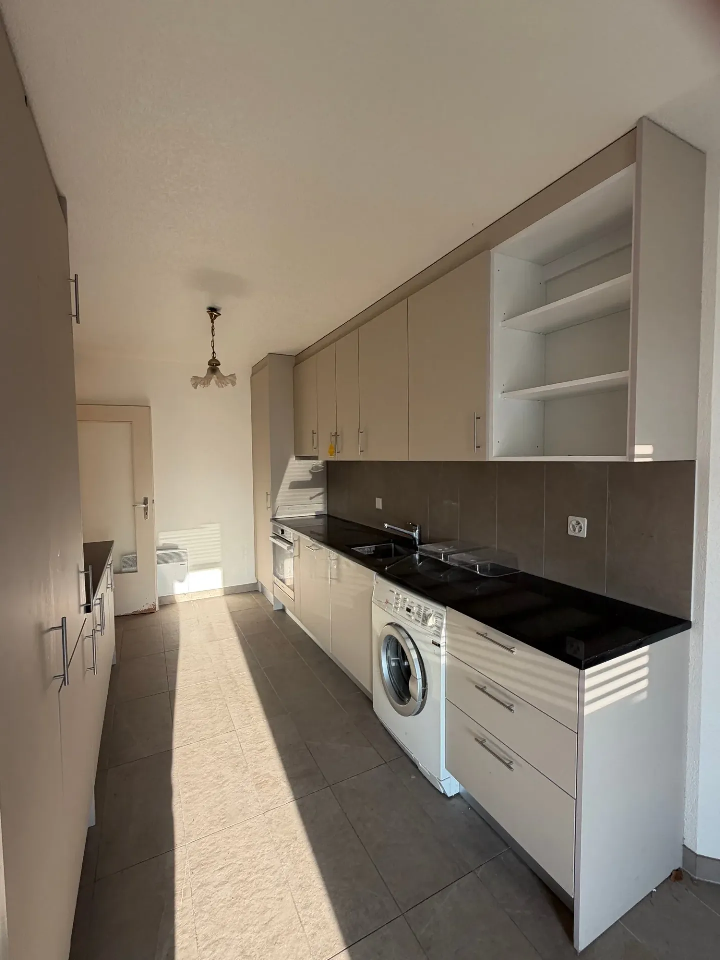 OPPORTUNITÉ À ROMONT – 4.5 PIÈCES DE 106 M² AVEC GRAND BALCON – FORT POTENTIEL APRÈS RÉNOVATION - Photo 3 of 7