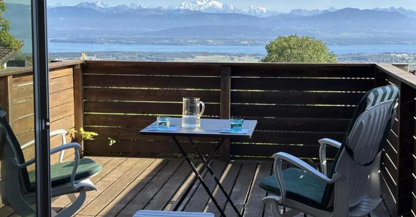 Incantevole villa bifamiliare arredata con vista sul lago e sulle Alpi - Foto 1 di 12