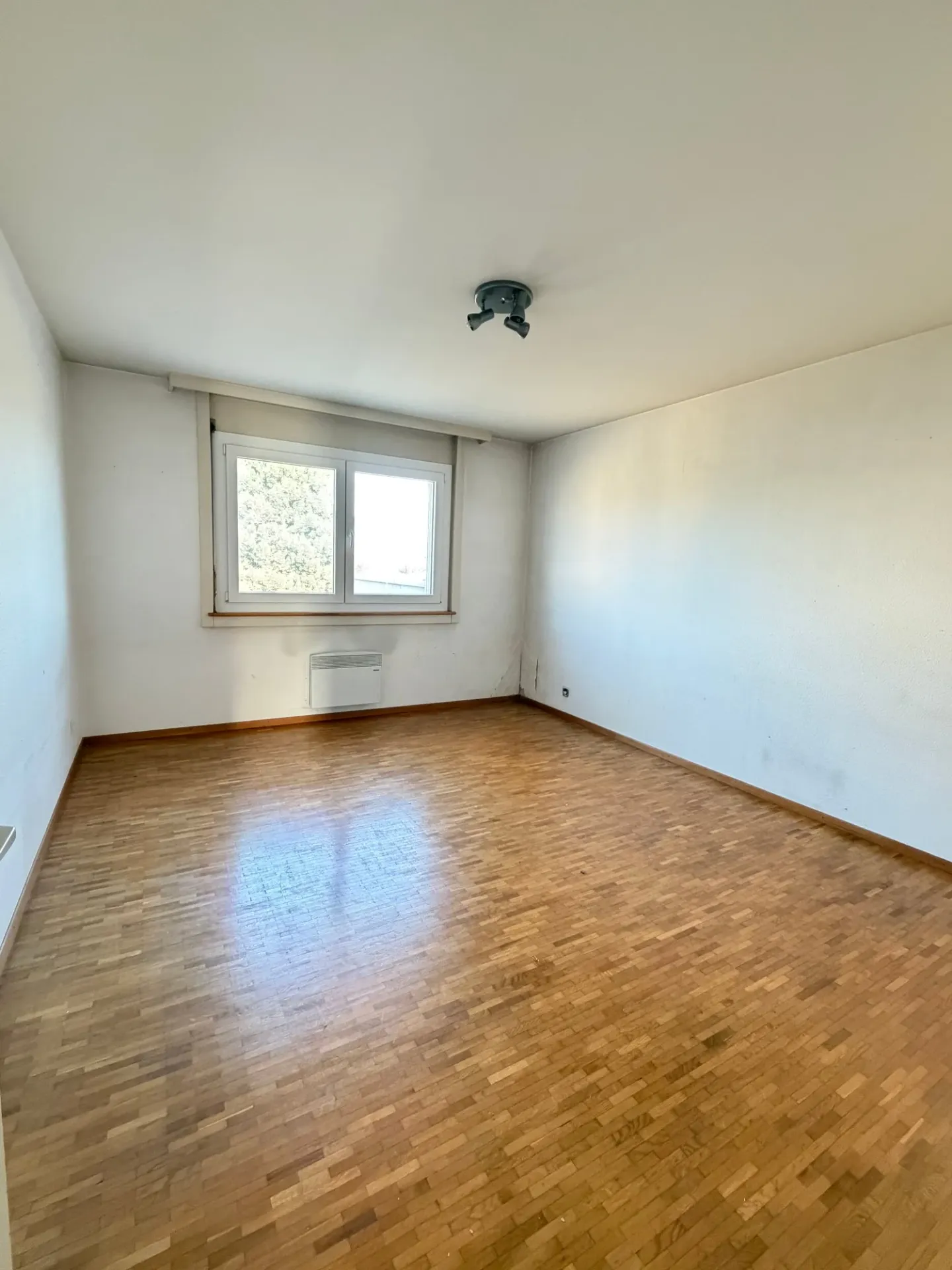 OPPORTUNITÉ À ROMONT – 4.5 PIÈCES DE 106 M² AVEC GRAND BALCON – FORT POTENTIEL APRÈS RÉNOVATION - Photo 4 of 7