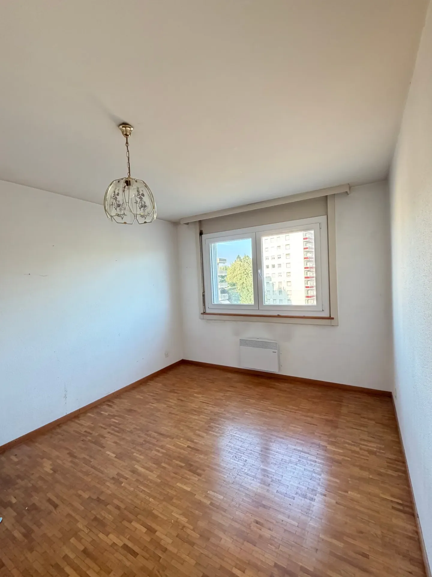 OPPORTUNITÉ À ROMONT – 4.5 PIÈCES DE 106 M² AVEC GRAND BALCON – FORT POTENTIEL APRÈS RÉNOVATION - Photo 5 of 7