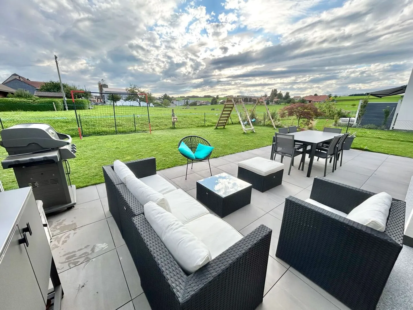 Magnificent family villa of 165 m2 with garden - Photo 2 of 15