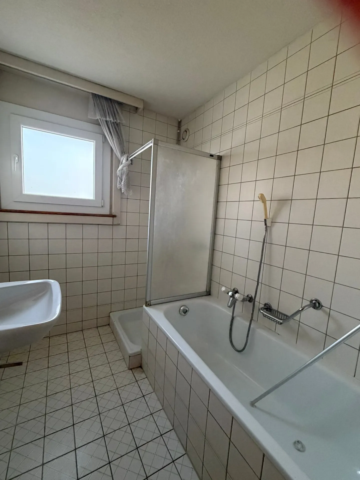 OPPORTUNITÉ À ROMONT – 4.5 PIÈCES DE 106 M² AVEC GRAND BALCON – FORT POTENTIEL APRÈS RÉNOVATION - Photo 6 of 7