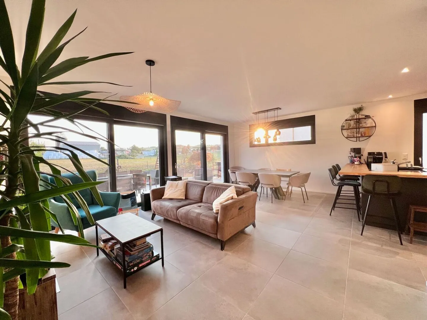Magnificent family villa of 165 m2 with garden - Photo 3 of 15