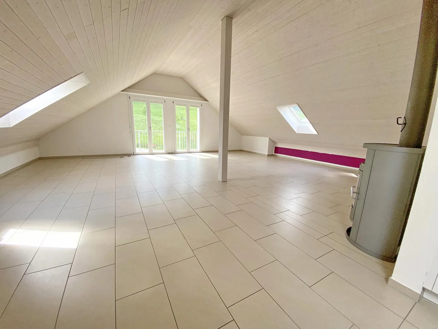 Moderne Dachwohnung mit Schwedenofen - Foto 2 von 11
