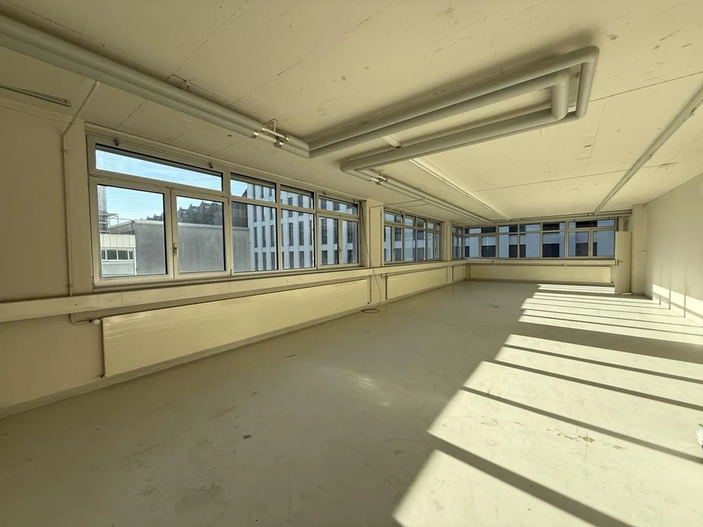 Ampie superfici commerciali, di produzione, di stoccaggio / uffici a Zug - Foto 1 di 9