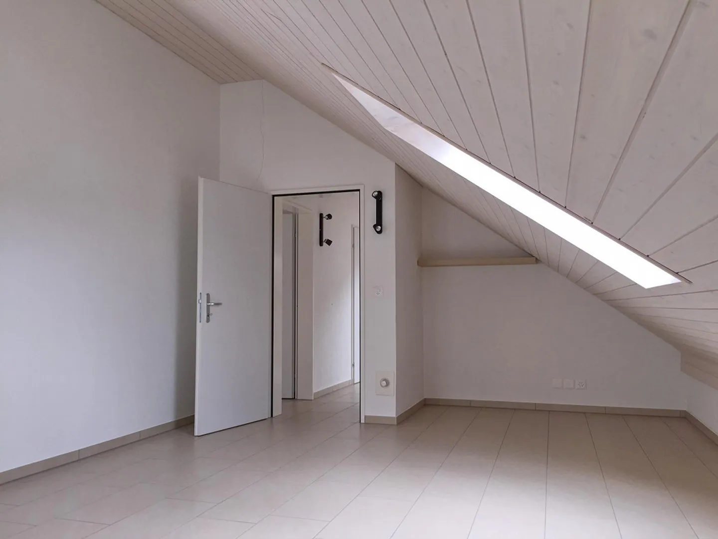 Moderne Dachwohnung mit Schwedenofen - Foto 3 von 11