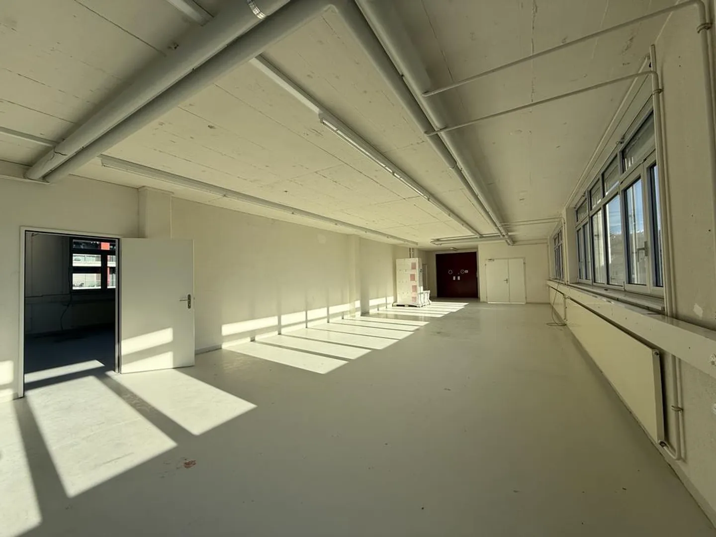 Ampie superfici commerciali, di produzione, di stoccaggio / uffici a Zug - Foto 2 di 9