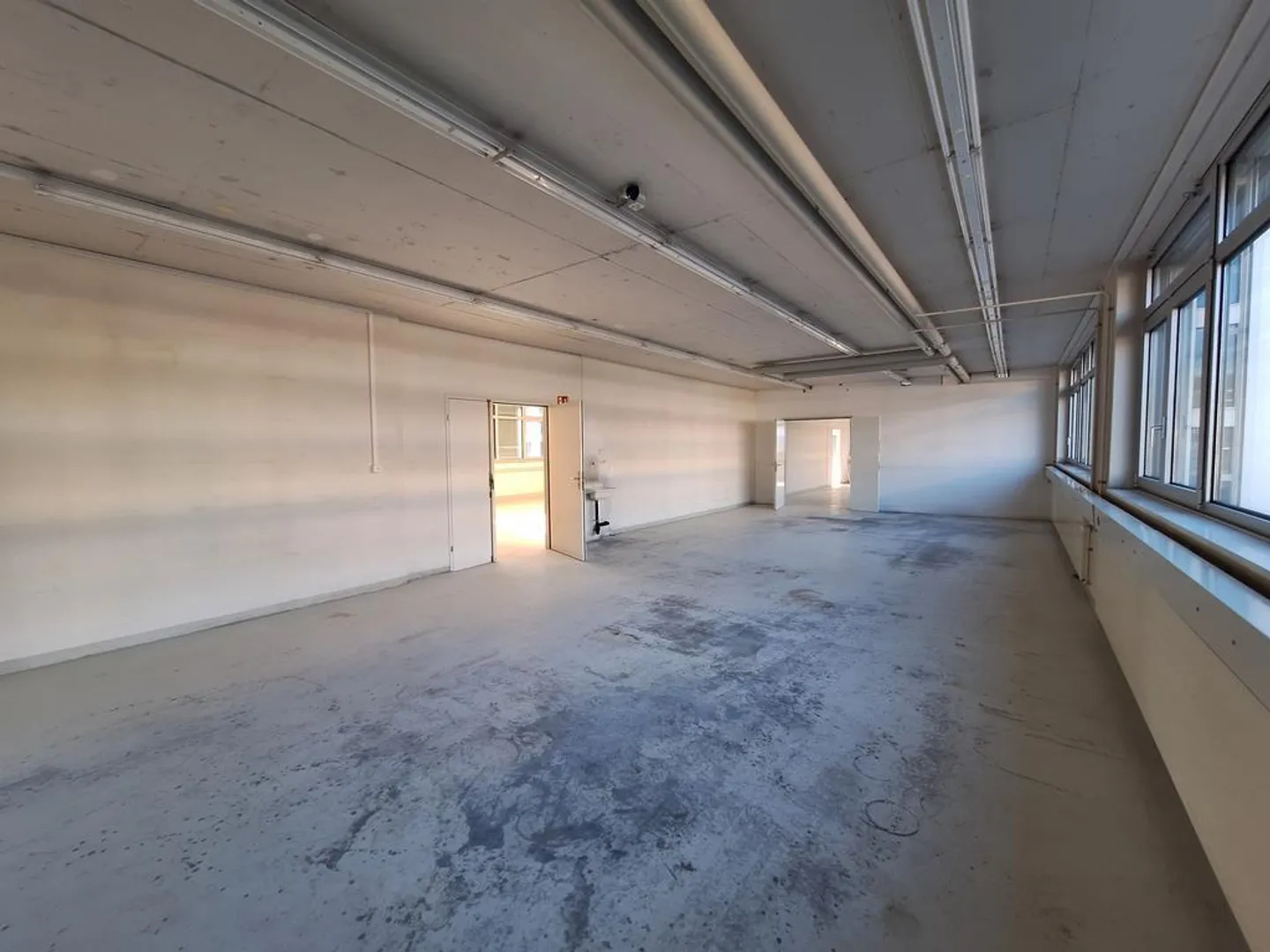 Ampie superfici commerciali, di produzione, di stoccaggio / uffici a Zug - Foto 3 di 9