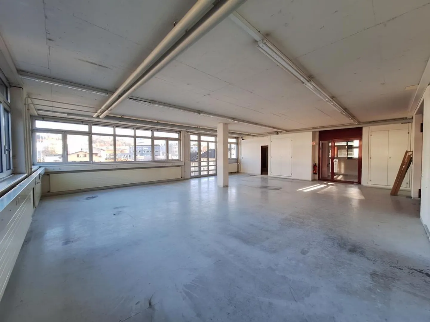 Ampie superfici commerciali, di produzione, di stoccaggio / uffici a Zug - Foto 4 di 9