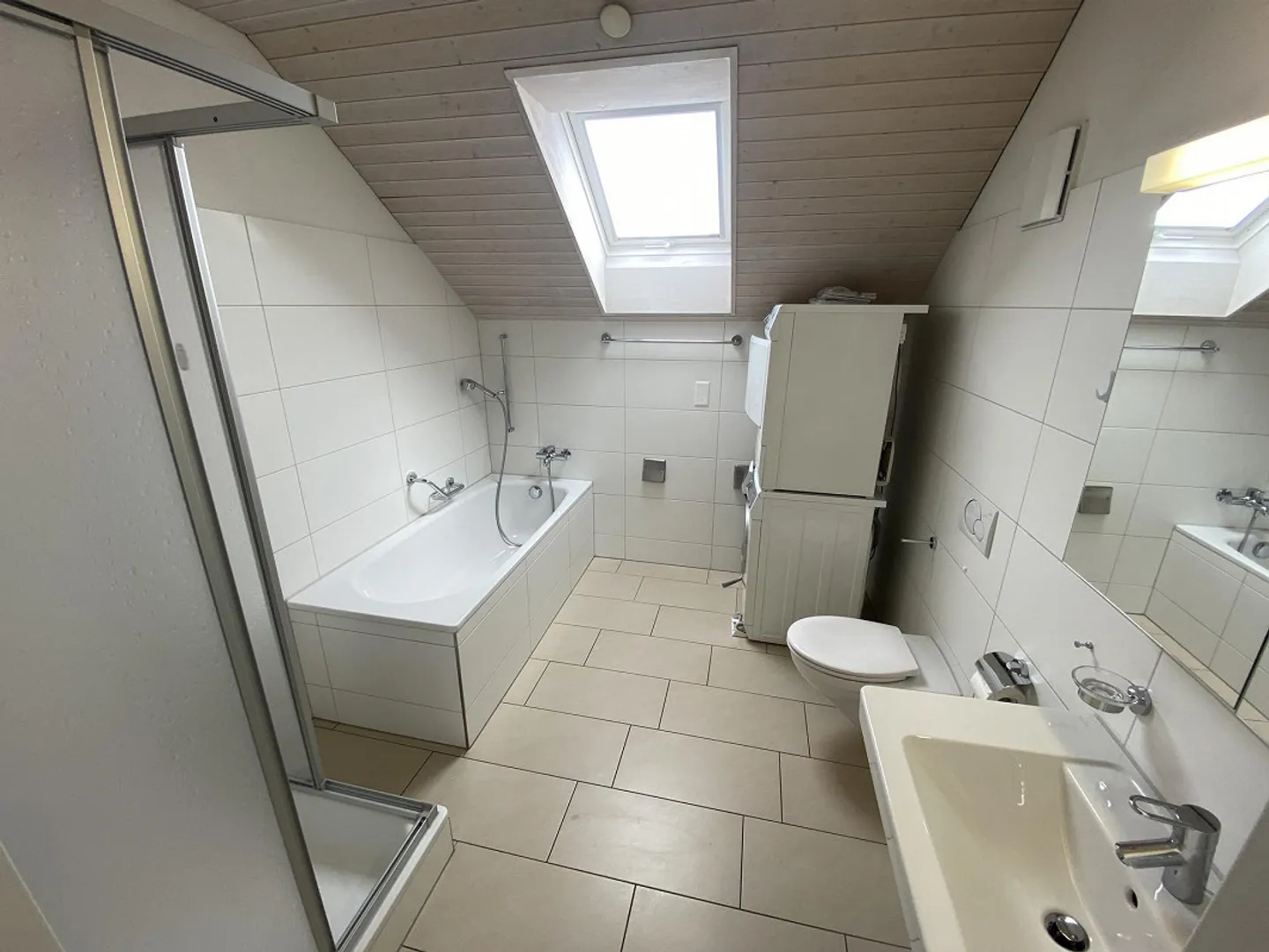 Moderne Dachwohnung mit Schwedenofen - Foto 5 von 11