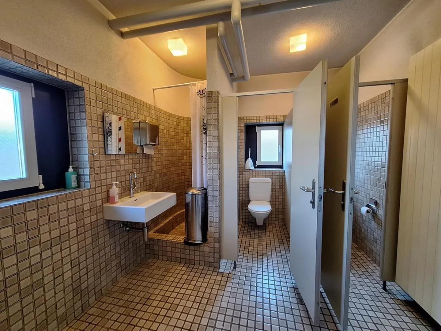 Ampie superfici commerciali, di produzione, di stoccaggio / uffici a Zug - Foto 7 di 9