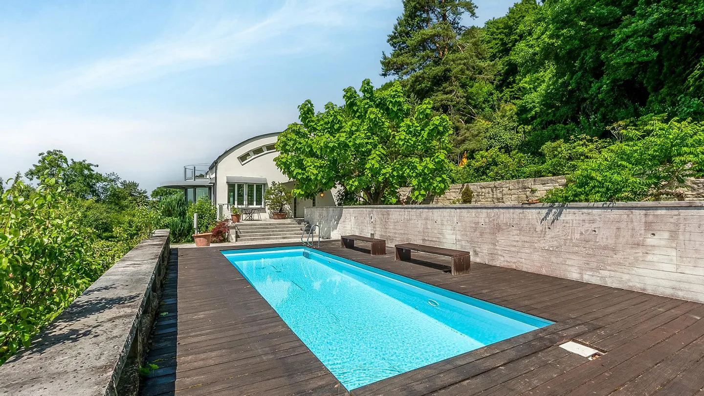 Maison individuelle dans un emplacement ensoleillé avec un jardin spacieux et une piscine - Photo 2 sur 8