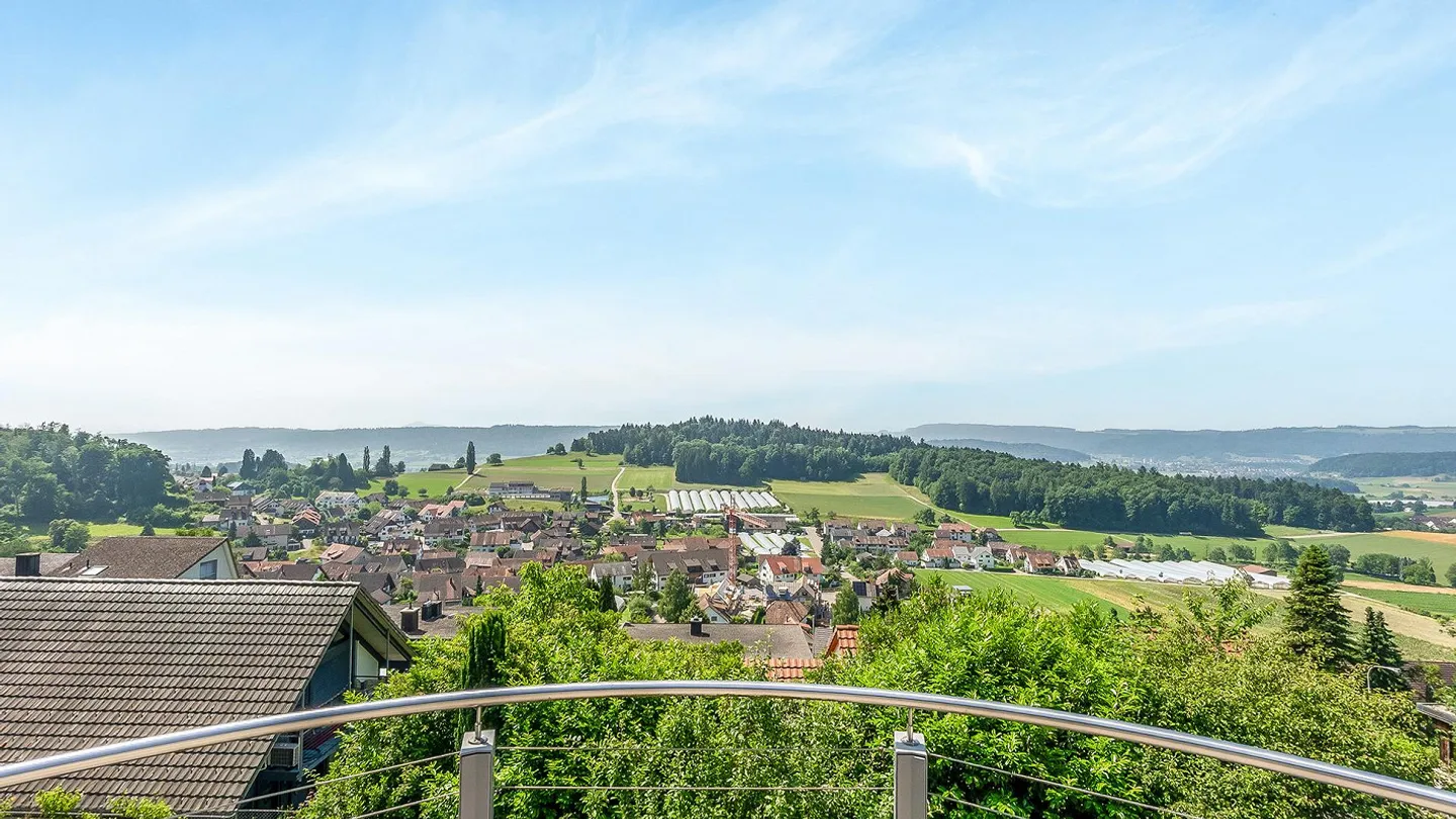 Maison individuelle dans un emplacement ensoleillé avec un jardin spacieux et une piscine - Photo 3 sur 8