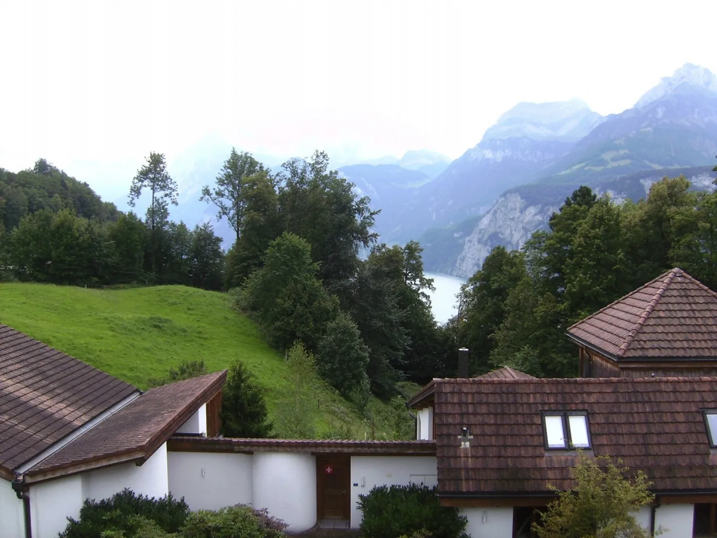 SONNIGE, HELLE  4 1/2  ZIMMERWOHNUNG MIT TRAUMHAFTER AUSSICHT - Foto 2 di 26